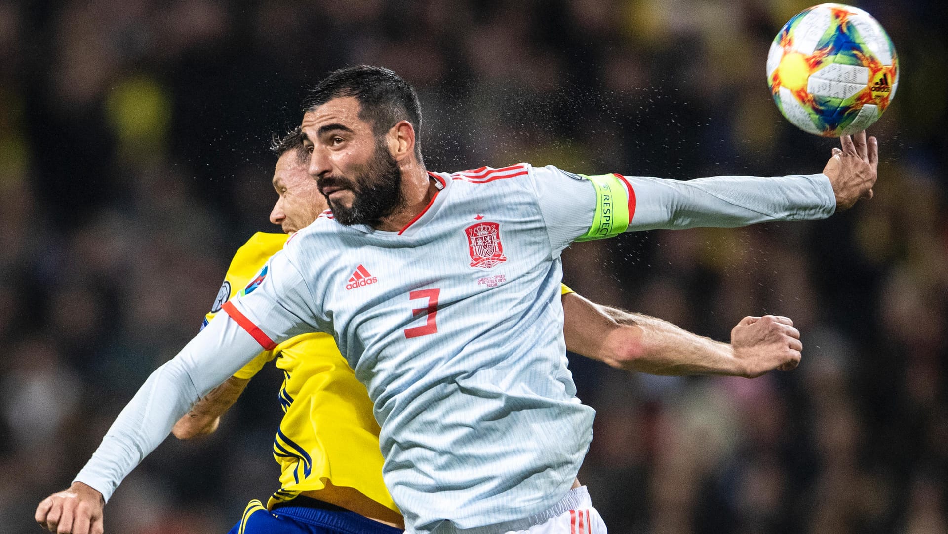 Spaniens Albiol (r.) gegen Schwedens Marcus Berg.