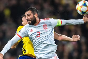 Spaniens Albiol (r.) gegen Schwedens Marcus Berg.