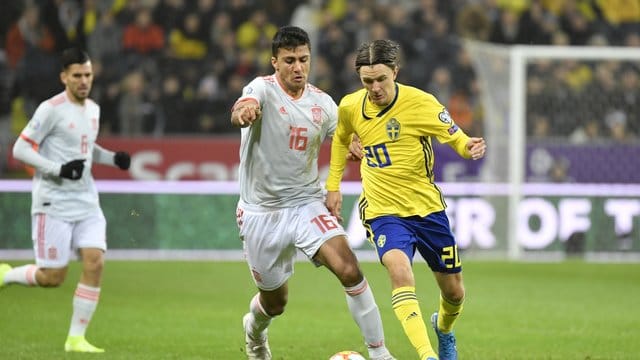 Der Spanier Rodri (l) und Kristoffer Olsson aus Schweden im Kampf um den Ball.