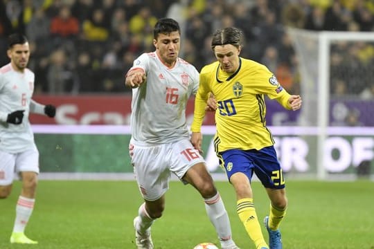 Der Spanier Rodri (l) und Kristoffer Olsson aus Schweden im Kampf um den Ball.