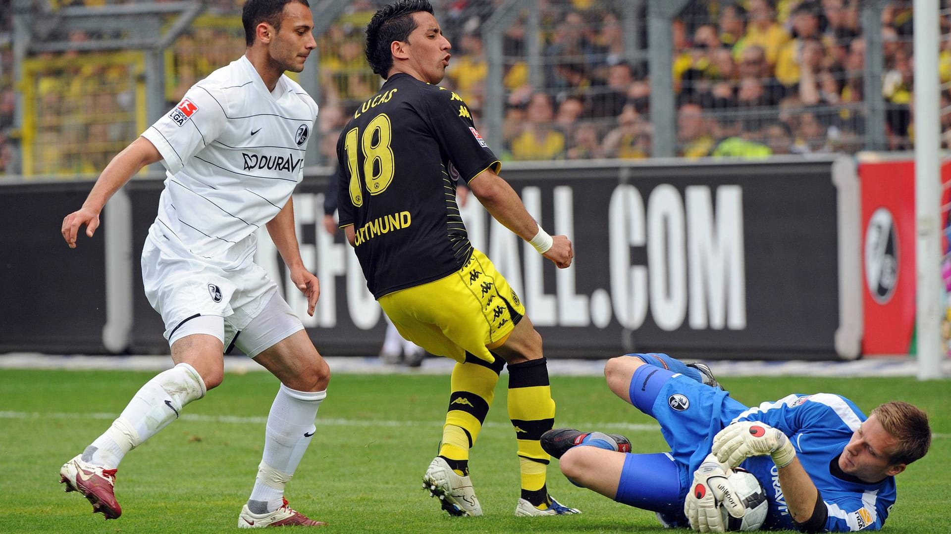 Erste Profi-Saison: Baumann (r.) im Freiburg-Trikot 2010 vor Dortmunds Barrios.