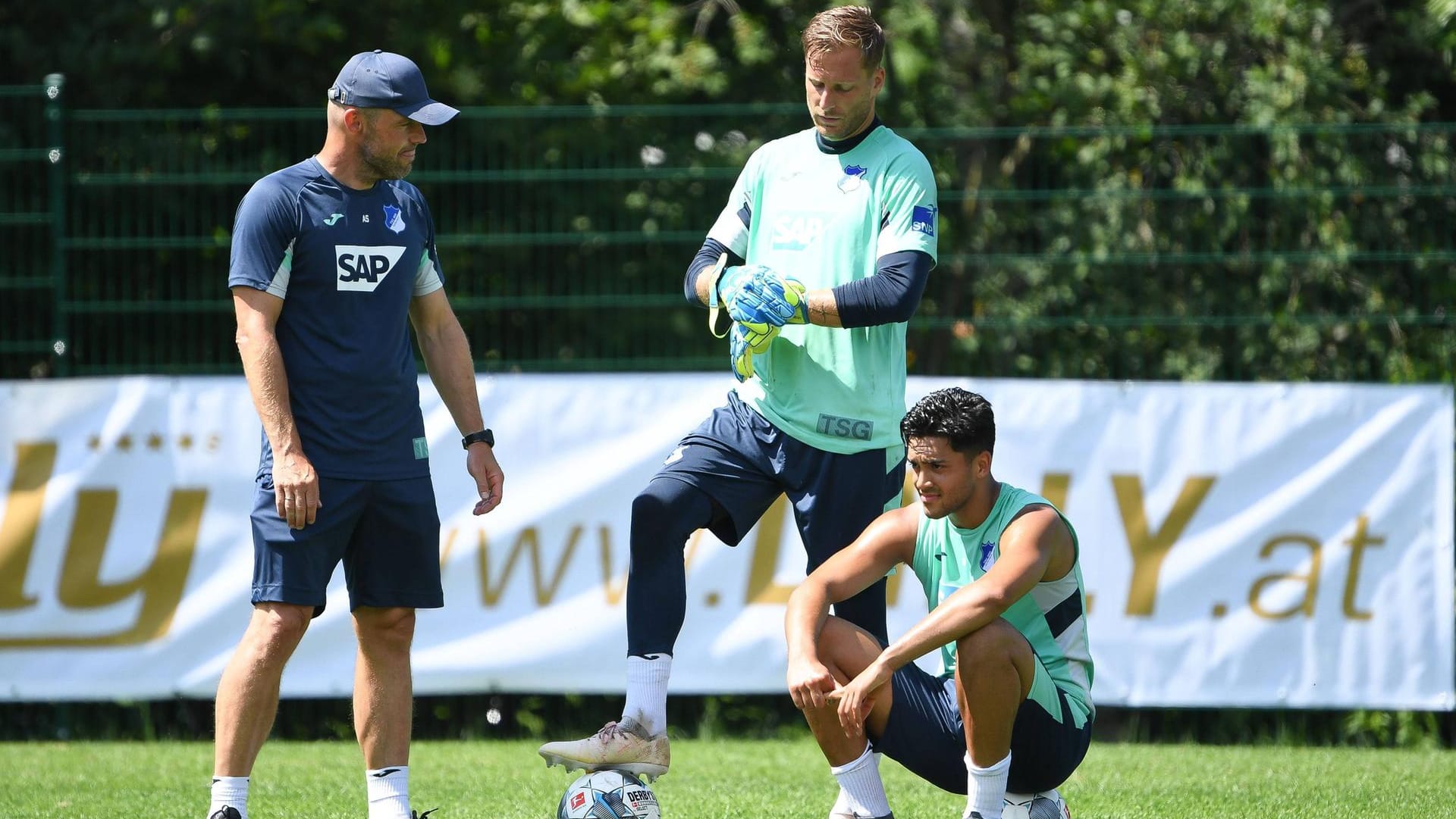 Vertrauensverhältnis: Baumann (M.) mit Hoffenheims neuem Trainer Alfred Schreuder (li.).