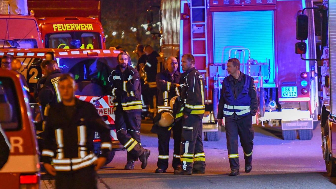 Sachsen-Anhalt, Haldensleben: Mitarbeiter der Feuerwehr sind auf dem Gelände des Paketdienstleisters Hermes im Einsatz