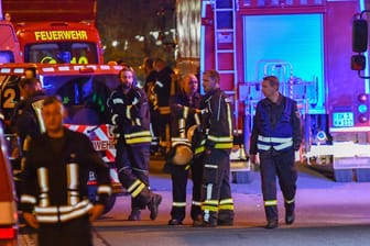 Sachsen-Anhalt, Haldensleben: Mitarbeiter der Feuerwehr sind auf dem Gelände des Paketdienstleisters Hermes im Einsatz