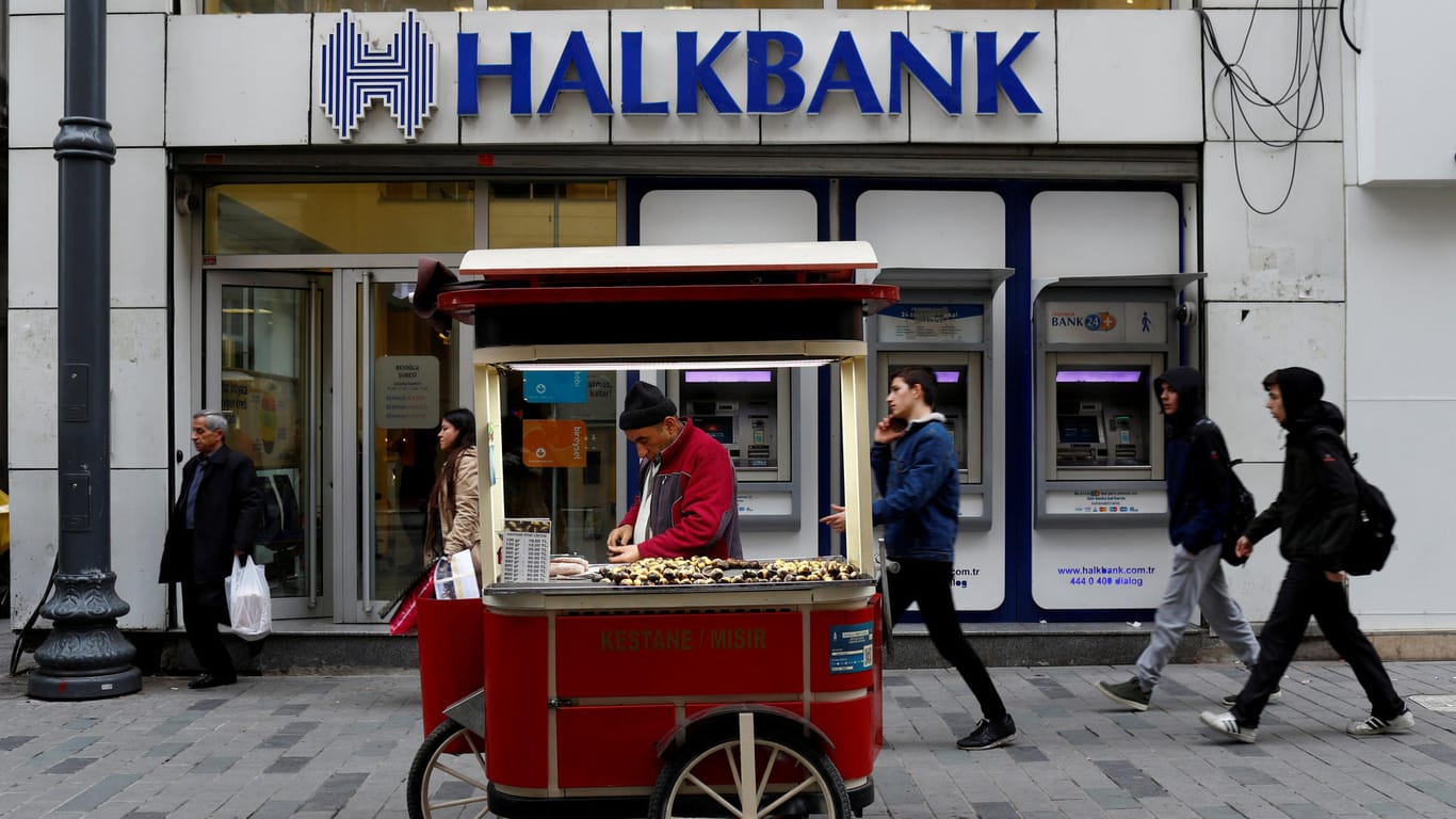 Eine Halkbank-Filiale in Istanbul: Die US-Justiz hat das türkische staatliche Kreditinstitut angeklagt.