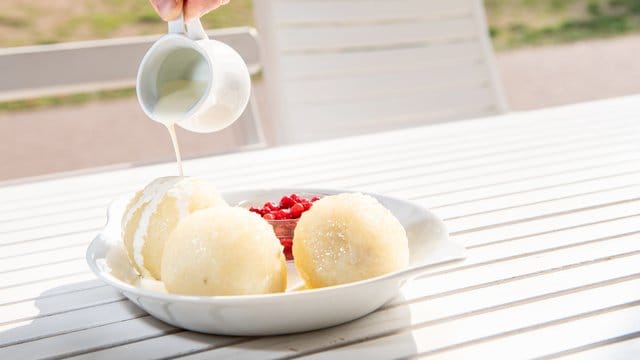 Kartoffelklöße mit einer würzigen Speck-Zwiebel-Füllung - das sind Kroppkakor.