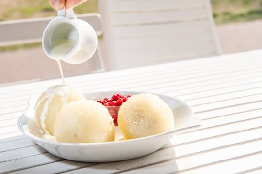 Kartoffelklöße mit einer würzigen Speck-Zwiebel-Füllung - das sind Kroppkakor.