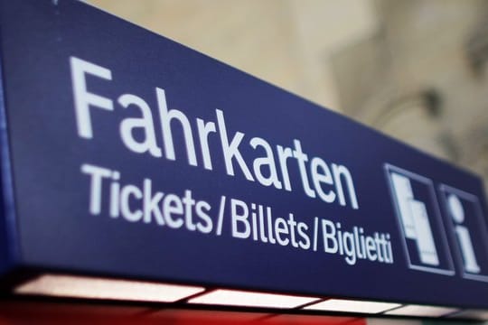 Zugtickets im Fernverkehr sollen von Anfang 2020 an günstiger werden.