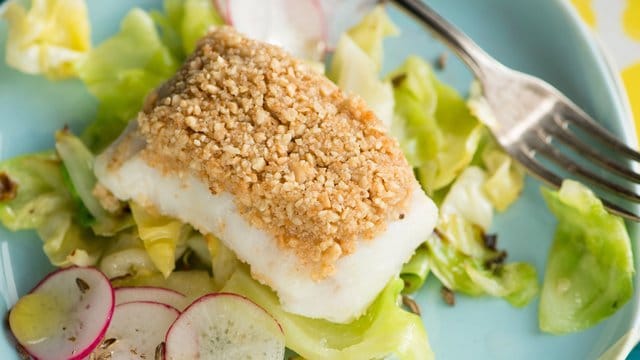 Ein Fischfilet mit Panade: Meeresfische enthalten im Gegensatz zu Süßwasserfischen viel Jod.