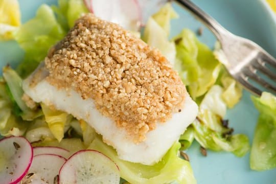 Ein Fischfilet mit Panade: Meeresfische enthalten im Gegensatz zu Süßwasserfischen viel Jod.