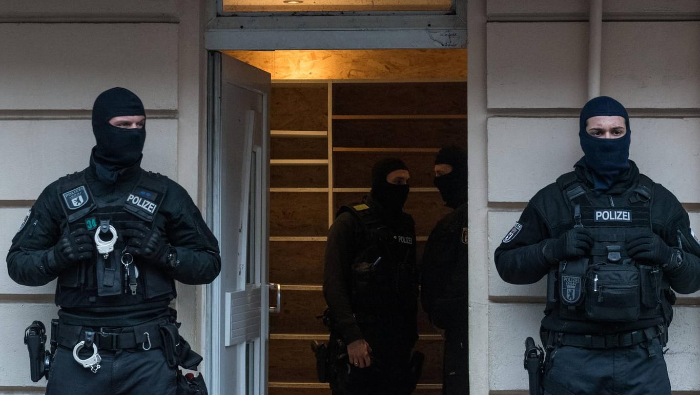Polizisten bei einer Razzia in Berlin: Die Zahl islamistischer "Gefährder" ist gesunken.