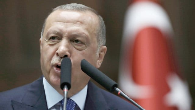 Einer gegen alle: Der türkische Präsident Recep Tayyip Erdogan spricht im Parlament in Ankara. Einer gegen alle: Der türkische Präsident Recep Tayyip Erdogan spricht im Parlament in Ankara.