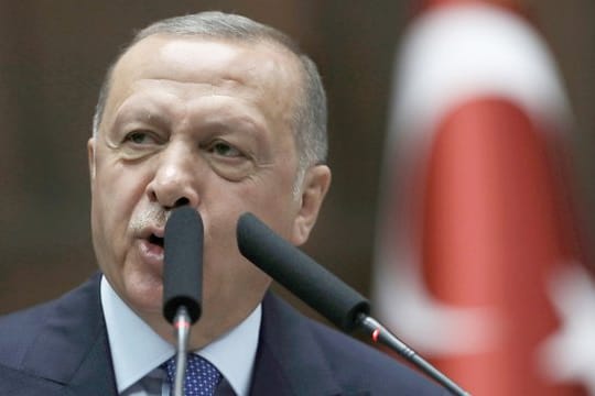 Einer gegen alle: Der türkische Präsident Recep Tayyip Erdogan spricht im Parlament in Ankara.