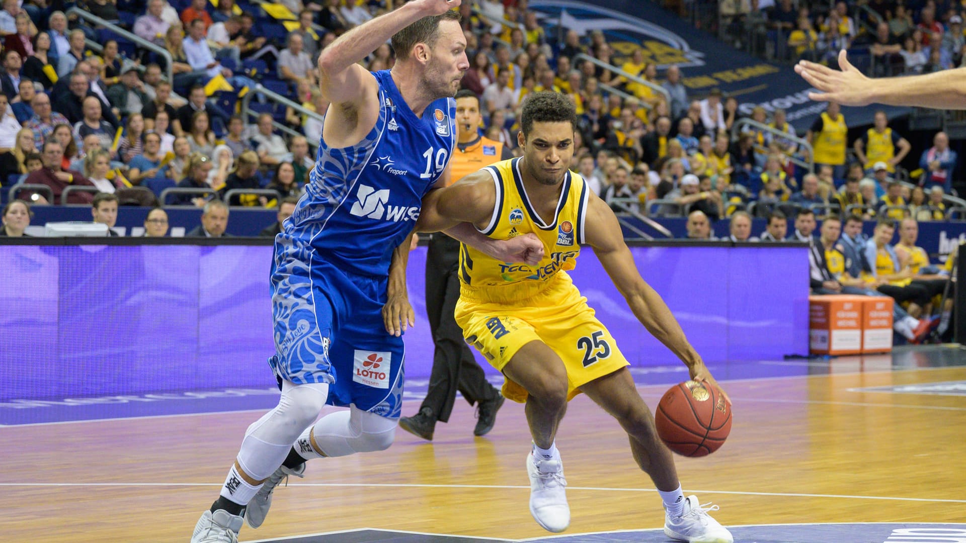 Adam Waleskowski aus Frankfurt gegen Kenneth Ogbe von Alba Berlin: Gestern kassierten die Frankfurter Skyliners eine Niederlage in Berlin.