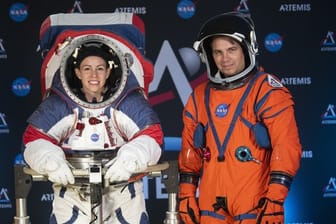 Kristine Davis und Dustin Gohmert tragen die Prototypen neuer Raumanzüge.