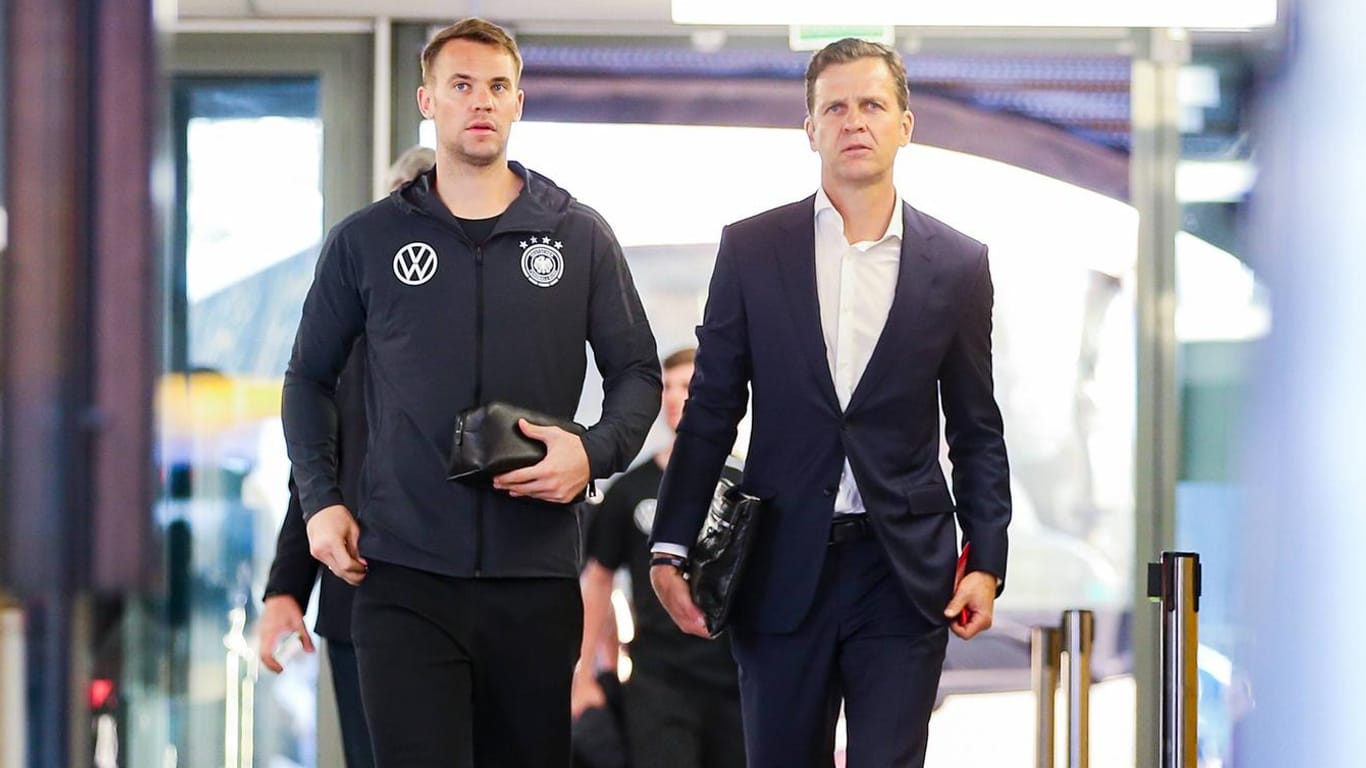 DFB-Direktor Oliver Bierhoff (r.) mit Kapitän Manuel Neuer: Nun hat das Amt des Bayern-Torwarts noch größere Bedeutung.