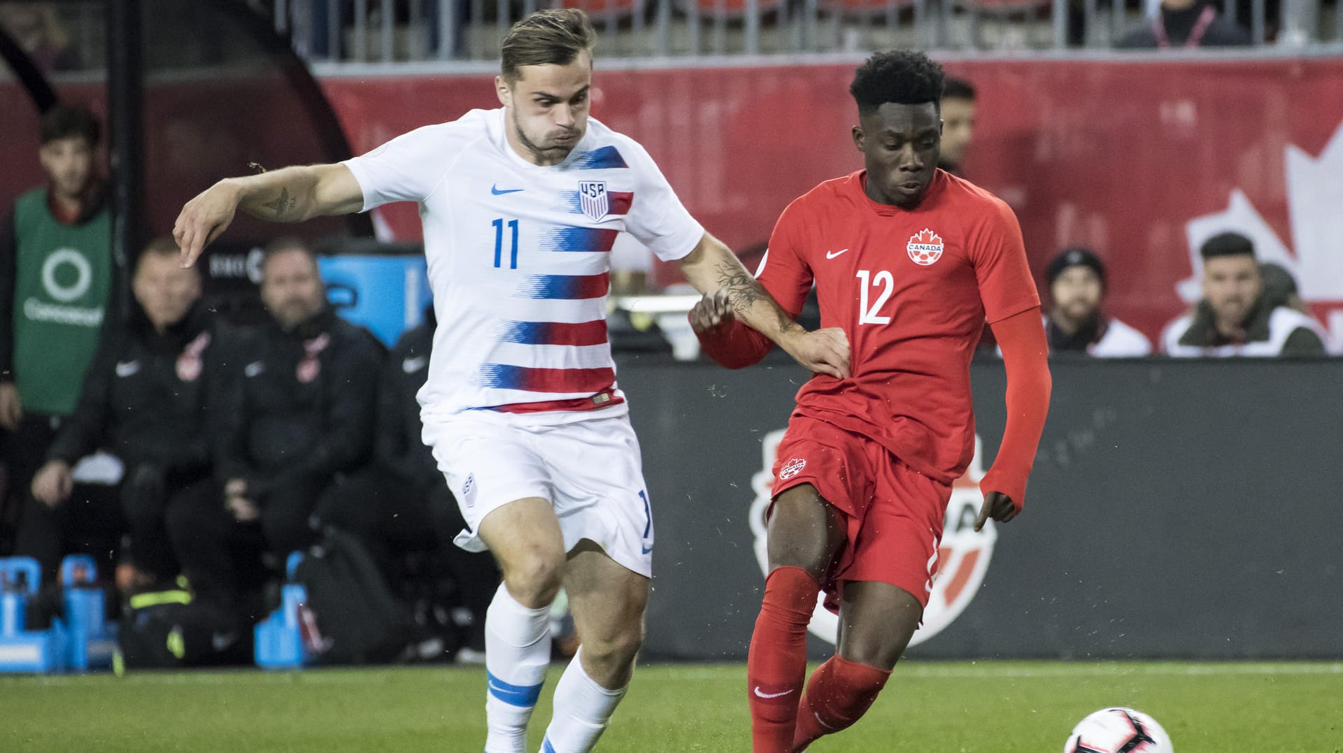 Alphonso Davies (r.) im Laufduell mit USA-Spieler Jordan Morris: Der Bayern-Star brachte seine Kanadier auf die Siegerstraße.