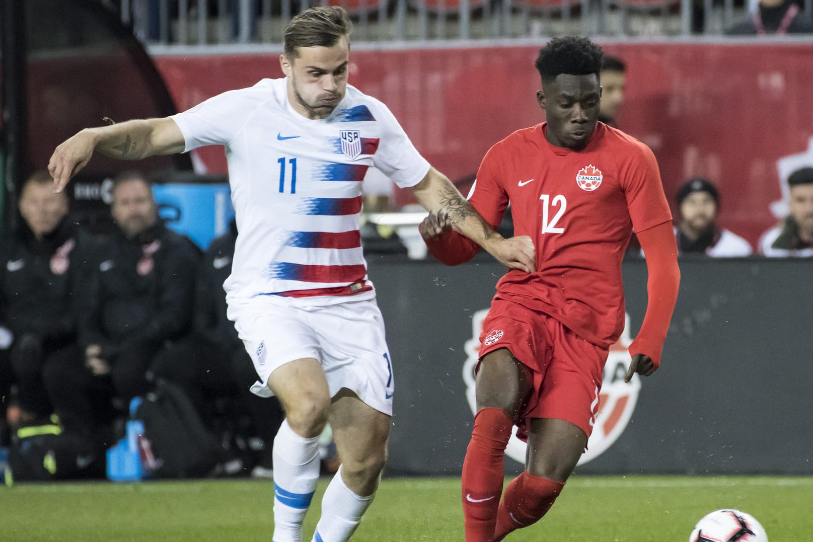 Alphonso Davies (r.) im Laufduell mit USA-Spieler Jordan Morris: Der Bayern-Star brachte seine Kanadier auf die Siegerstraße.