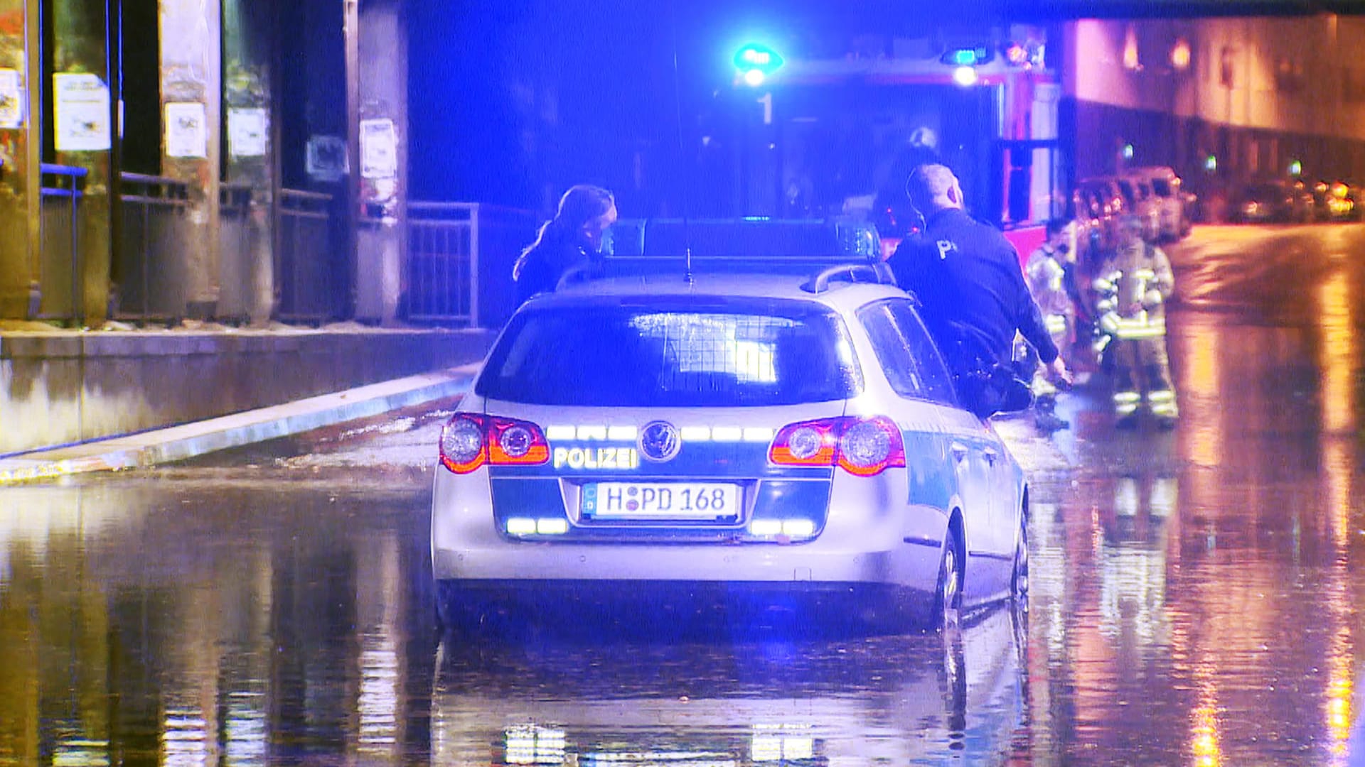 Ein Polizeiauto steckt in einer überfluteten Unterführung fest: Die Feuerwehr konnte den Beamten helfen, verletzt wurde niemand. Ein Polizeiauto steckt in einer überfluteten Unterführung fest: Die Feuerwehr konnte den Beamten helfen, verletzt wurde niemand.