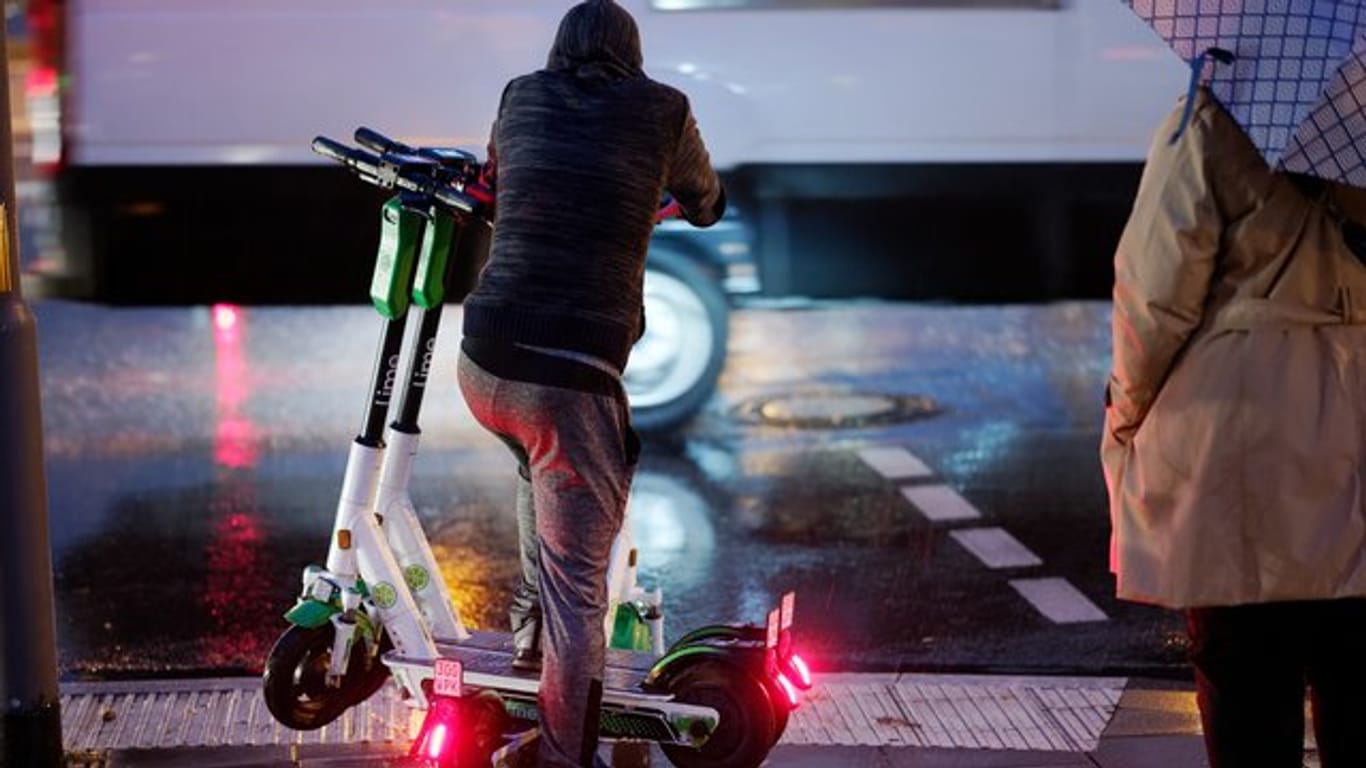 Ein "Juicer" transportiert E-Scooter zu ihrem Standort in der Innenstadt.