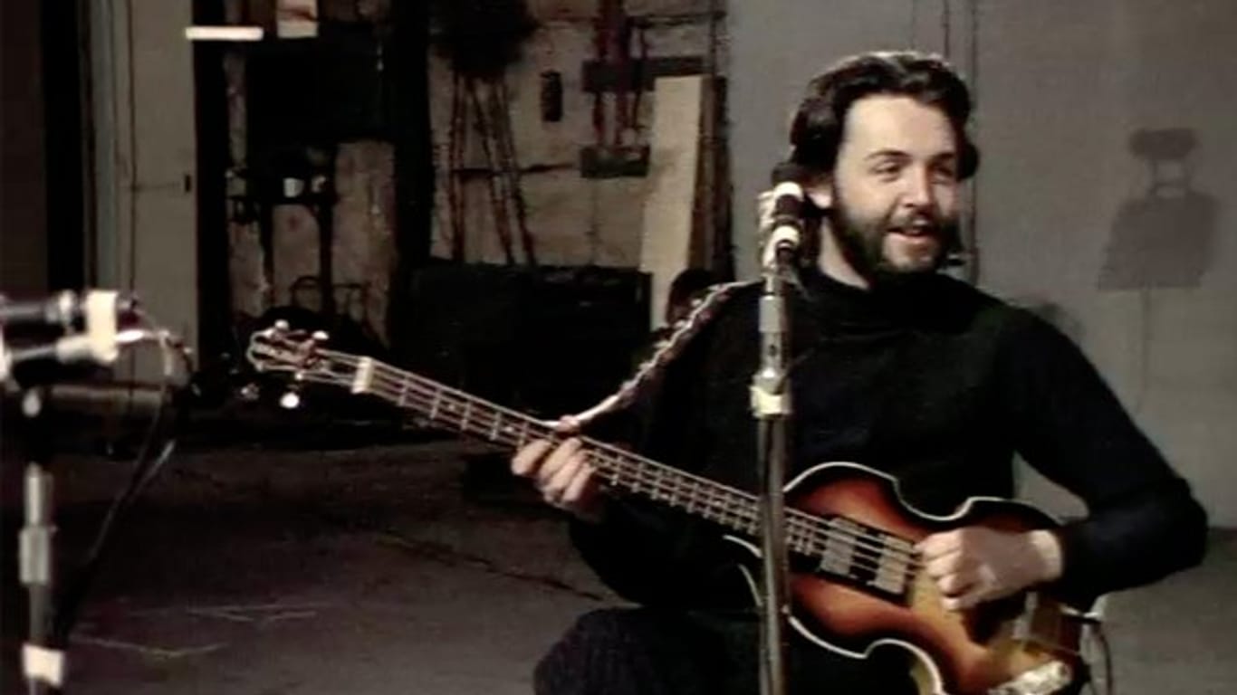 Das Foto aus dem Januar 1969 zeigt den Musiker Paul McCartney mit seiner später verlorenen Bass-Gitarre.