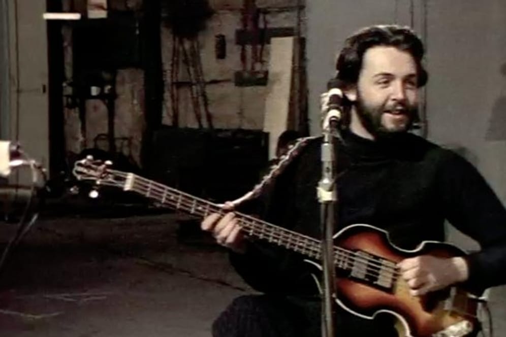 Das Foto aus dem Januar 1969 zeigt den Musiker Paul McCartney mit seiner später verlorenen Bass-Gitarre.