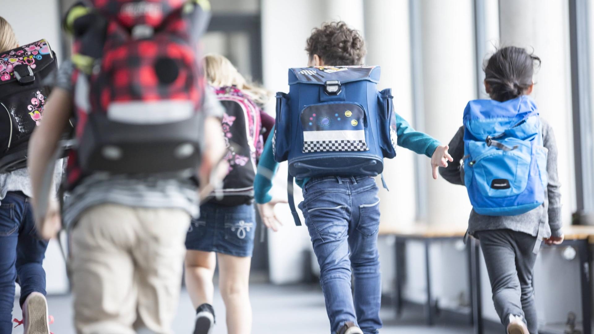 Schulkinder mit Ranzen: Im kommenden Jahr beginnen die Sommerferien in Mecklenburg-Vorpommern bereits am 22. Juni.