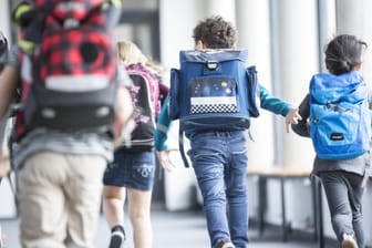 Schulkinder mit Ranzen: Im kommenden Jahr beginnen die Sommerferien in Mecklenburg-Vorpommern bereits am 22. Juni.