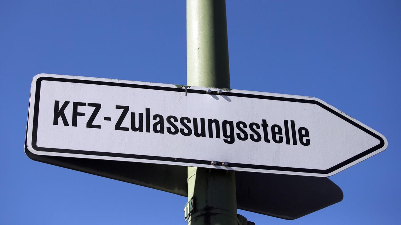 Schild mit Wegweiser zu einer Kfz-Zulassungsstelle: In Köln bleibt sie am Donnerstag drei Tage geschlossen.