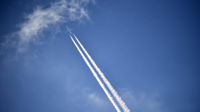 Flugzeug mit Kondensstreifen am Himmel: Künftig zahlen Verbraucher höhere Steuern auf Flugtickets. (Symbolbild)
