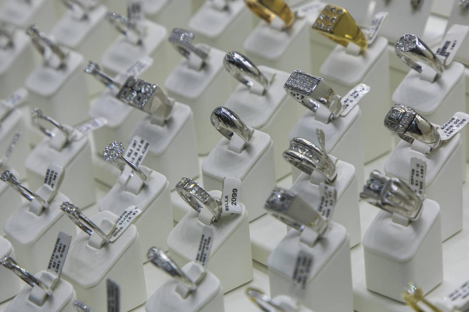 Ringe in Schmuckauslage: Der Räuber im Juwelierladen kam nicht weit. (Symbolbild)
