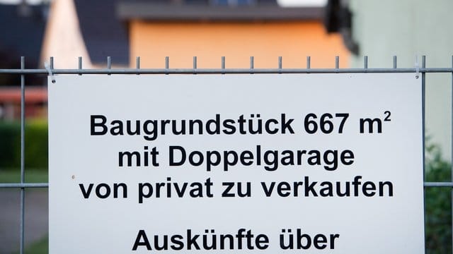 Verkaufsschild im Landkreis Vorpommern-Greifswald: Die Einwohner Mecklenburg-Vorpommerns haben im vergangenen Jahr im Schnitt 111 Euro Grundsteuer an ihre Kommune gezahlt.