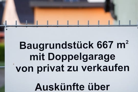 Verkaufsschild im Landkreis Vorpommern-Greifswald: Die Einwohner Mecklenburg-Vorpommerns haben im vergangenen Jahr im Schnitt 111 Euro Grundsteuer an ihre Kommune gezahlt.