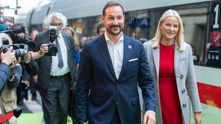 Haakon und Mette-Marit von Norwegen: Die Royals reisten am Dienstag mit dem Literaturzug zur Eröffnung der Frankfurter Buchmesse.