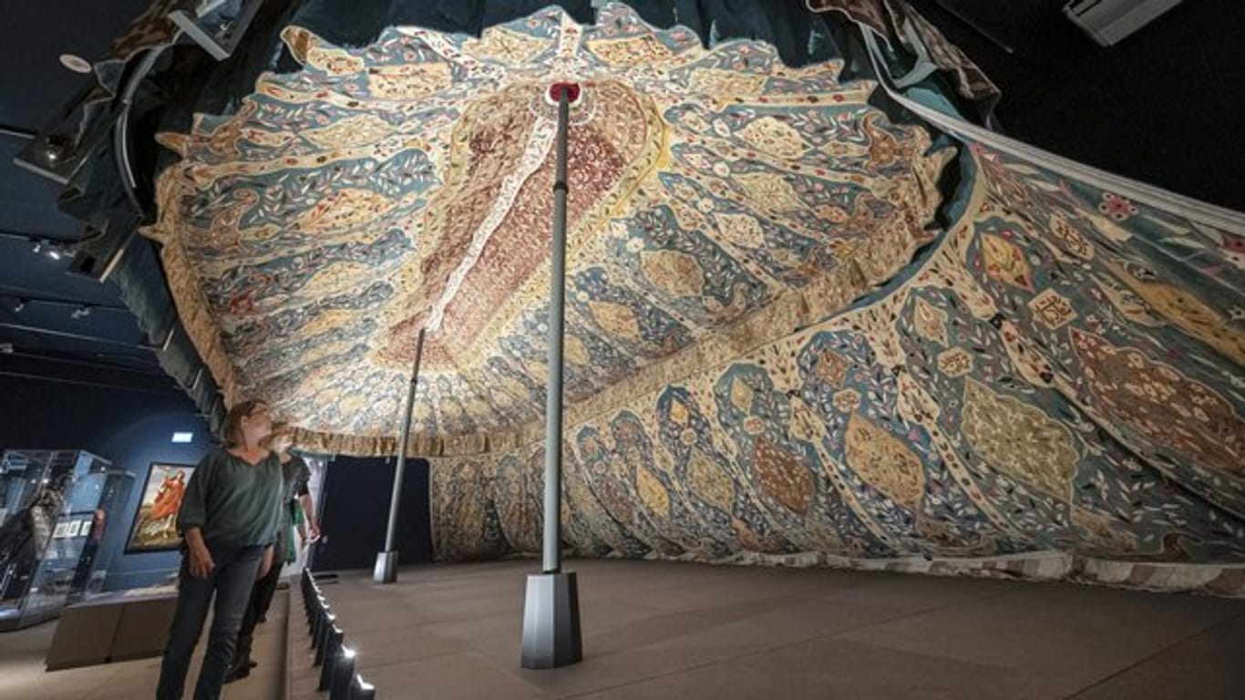 Ein osmanisches Zelt im Badischen Landesmuseum: Die Schau "Kaiser und Sultan" will kulturelle Verflechtungen aufzeigen.