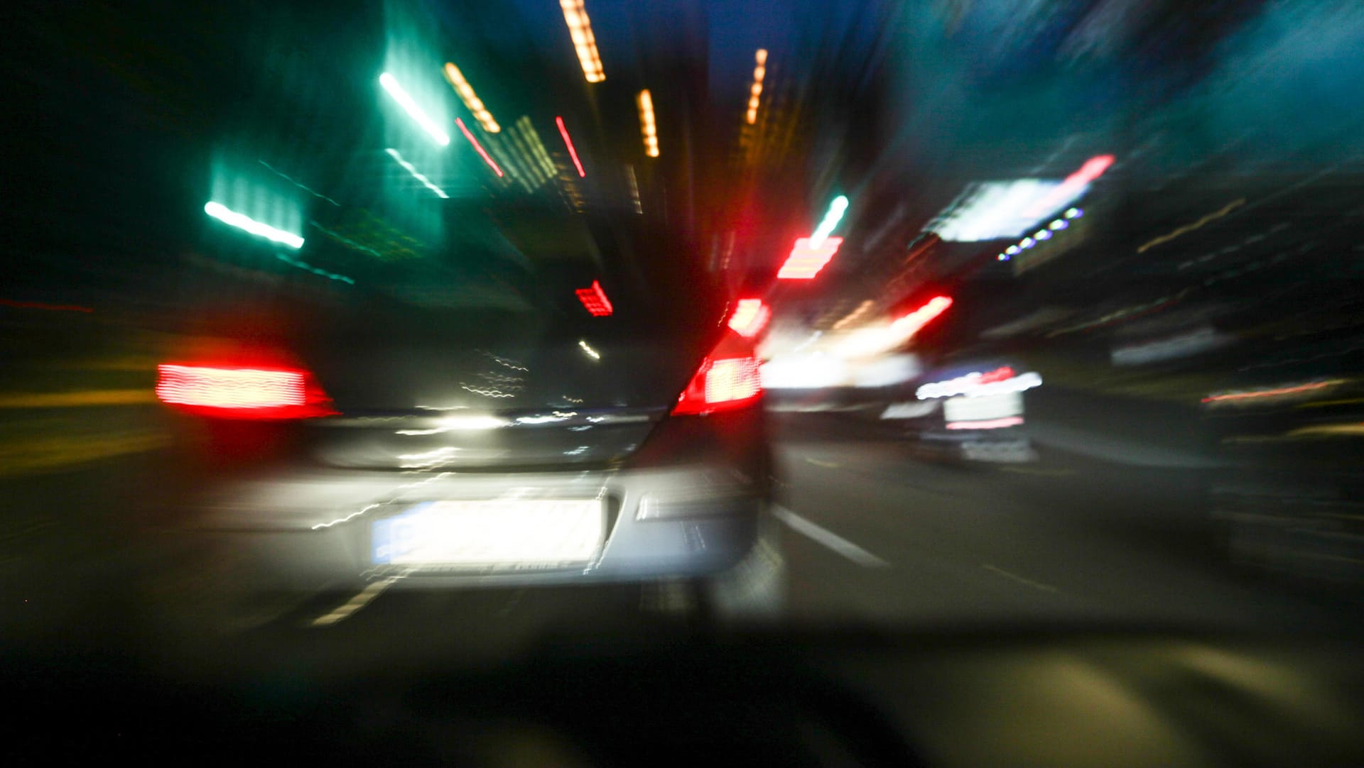 Die Rücklichter eines Autos: Noch ist unklar, wo genau sich die Tat ereignete – vermutlich auf einer deutschen Fernstraße. (Symbolbild)