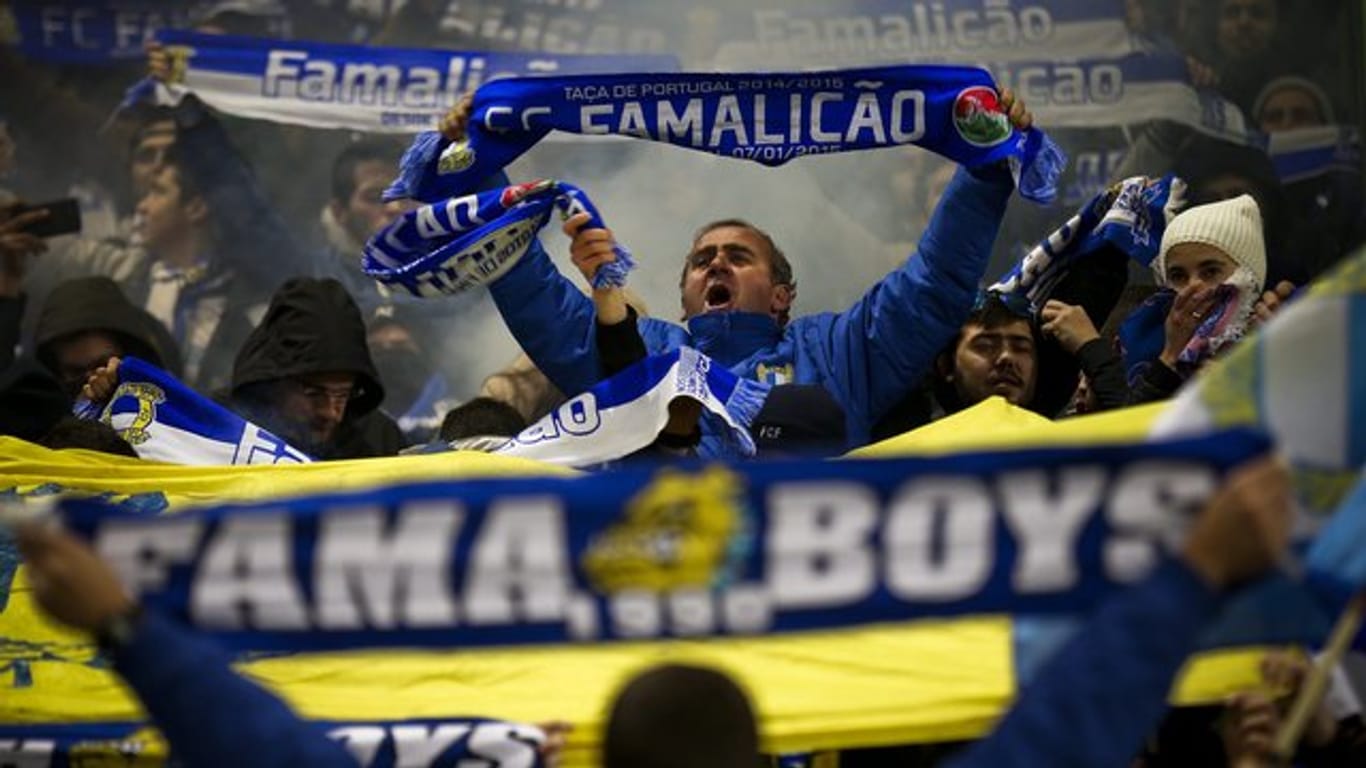 Die Fans des FC Famalicão feuern ihre Mannschaft an.