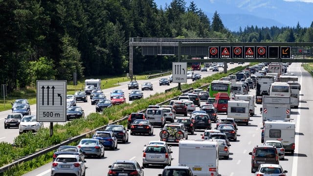 Dichter Verkehr schiebt sich während der Sommerferien über die Autobahn 8 in Fahrtrichtung Salzburg und Brenner-Autobahn. Dichter Verkehr schiebt sich während der Sommerferien über die Autobahn 8 in Fahrtrichtung Salzburg und Brenner-Autobahn.