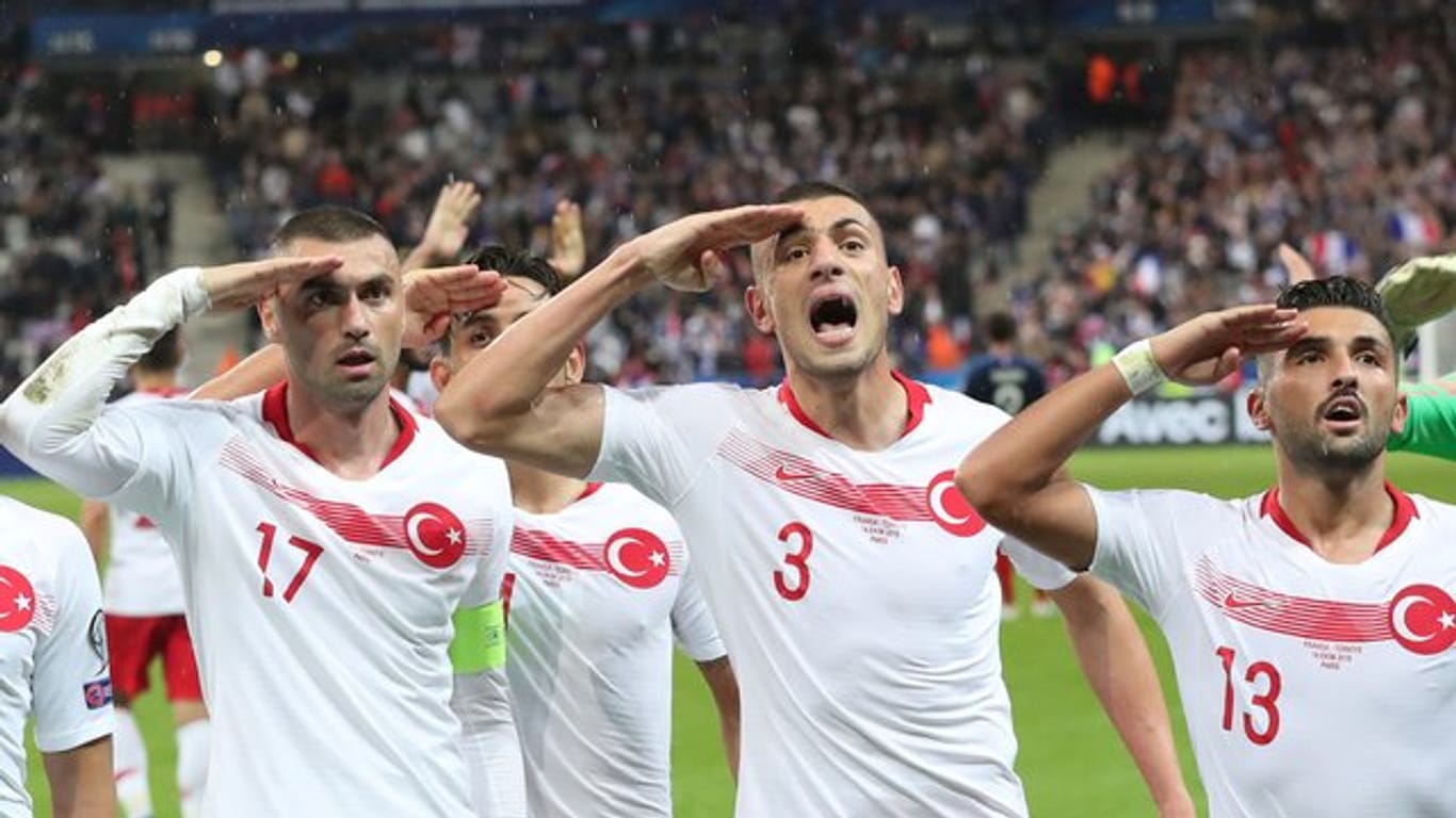 Die türkischen Spieler salutierten nach dem Spiel in Frankreich.