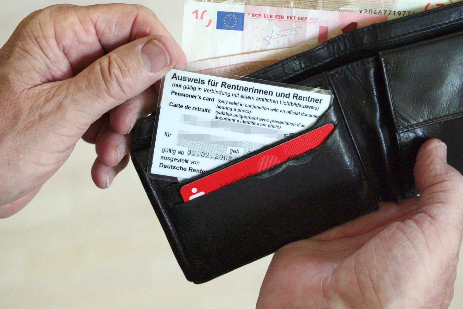Ein Mann schaut ins Portemonee: Rentner können Grundsicherung beantragen, wenn sie mit ihren eigenen finanziellen Mitteln nicht auskommen. Ein Mann schaut ins Portemonee: Rentner können Grundsicherung beantragen, wenn sie mit ihren eigenen finanziellen Mitteln nicht auskommen.