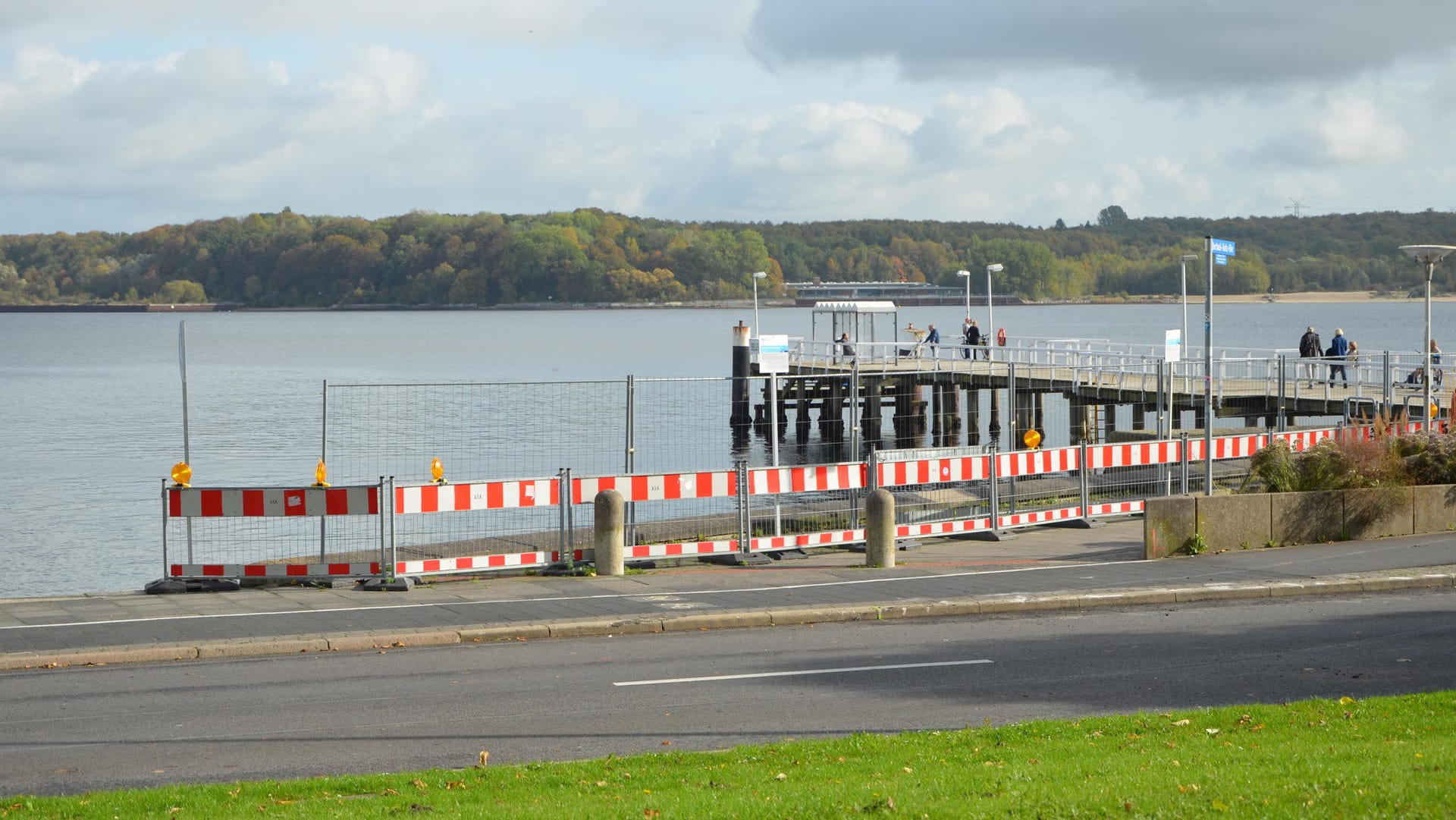 Blick auf die Kieler Förde: Der Bauzaun am Wasser stößt nicht auf Begeisterung bei den Einheimischen.