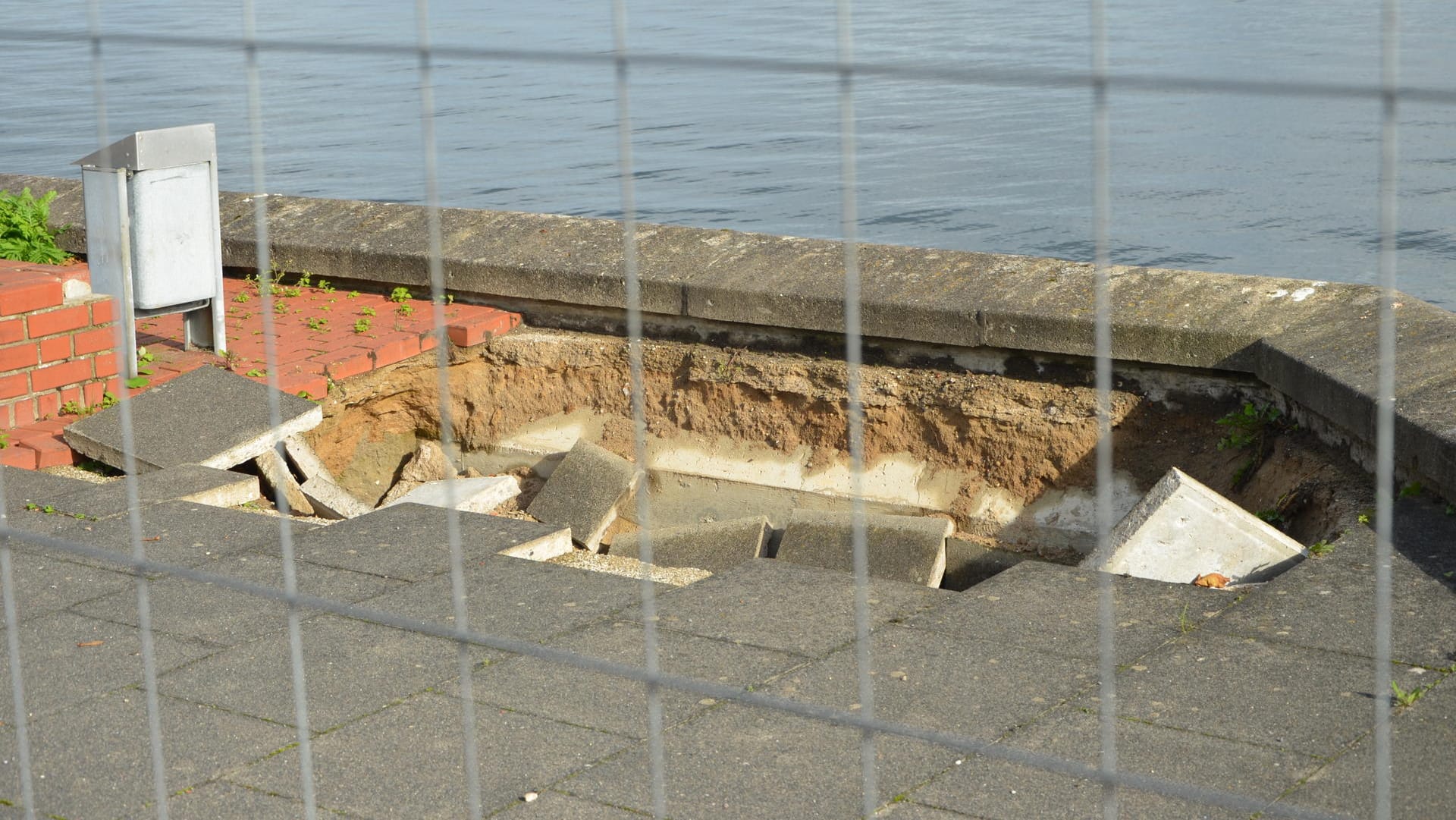 Blick durch den Zaun: An der Kieler Promenade wird gebaut, doch wie lange noch?