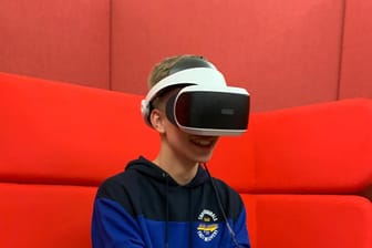Ein Junge hat eine Virtual-Reality-Brille auf: Diese können Jugendliche nun in der Bücherei in Hagen ausprobieren.