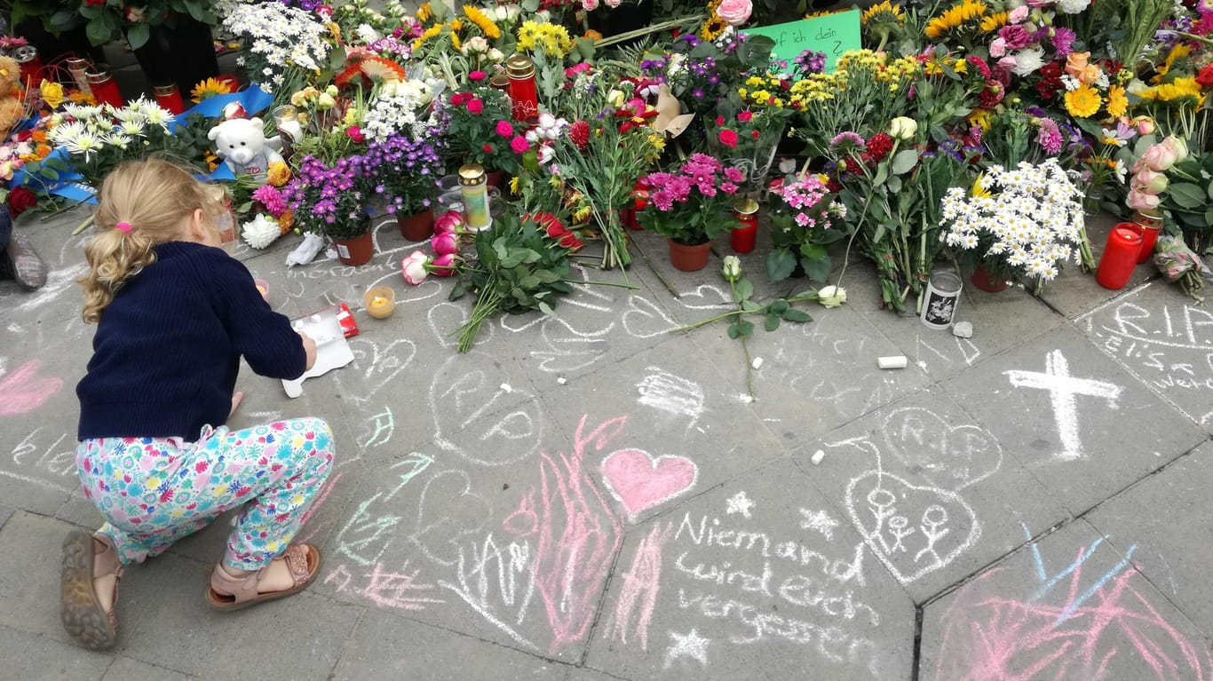 "Niemand wird euch vergessen": Gedenken an die Opfer des schweren Unfalls in Berlin-Mitte.