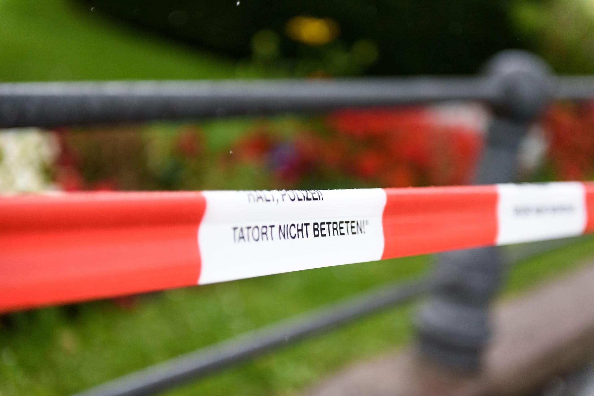 Ein Absperrband der Polizei (Symbolbild): In der Wohnung war die Polizei eigentlich mit der Tatortaufnahme beschäftigt.