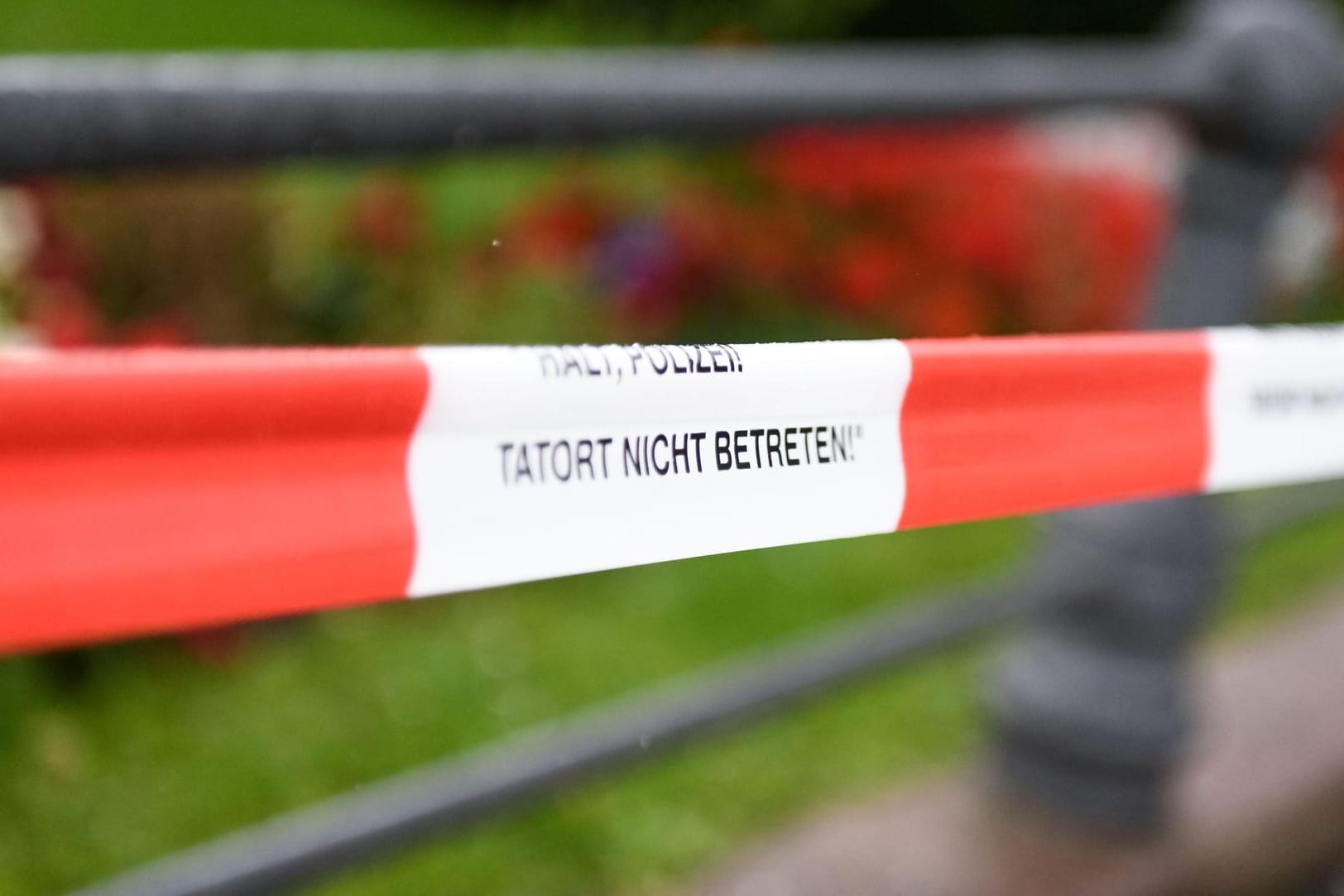 Ein Absperrband der Polizei (Symbolbild): In der Wohnung war die Polizei eigentlich mit der Tatortaufnahme beschäftigt.