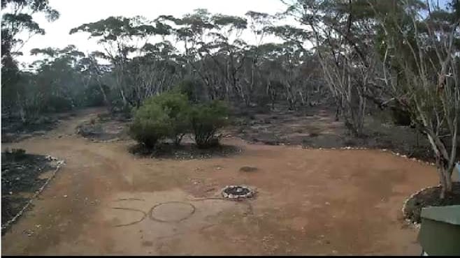 Hilferuf im Sand: Eine Australierin ist nach ihrer Rettung überglücklich.