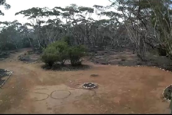 Hilferuf im Sand: Eine Australierin ist nach ihrer Rettung überglücklich.