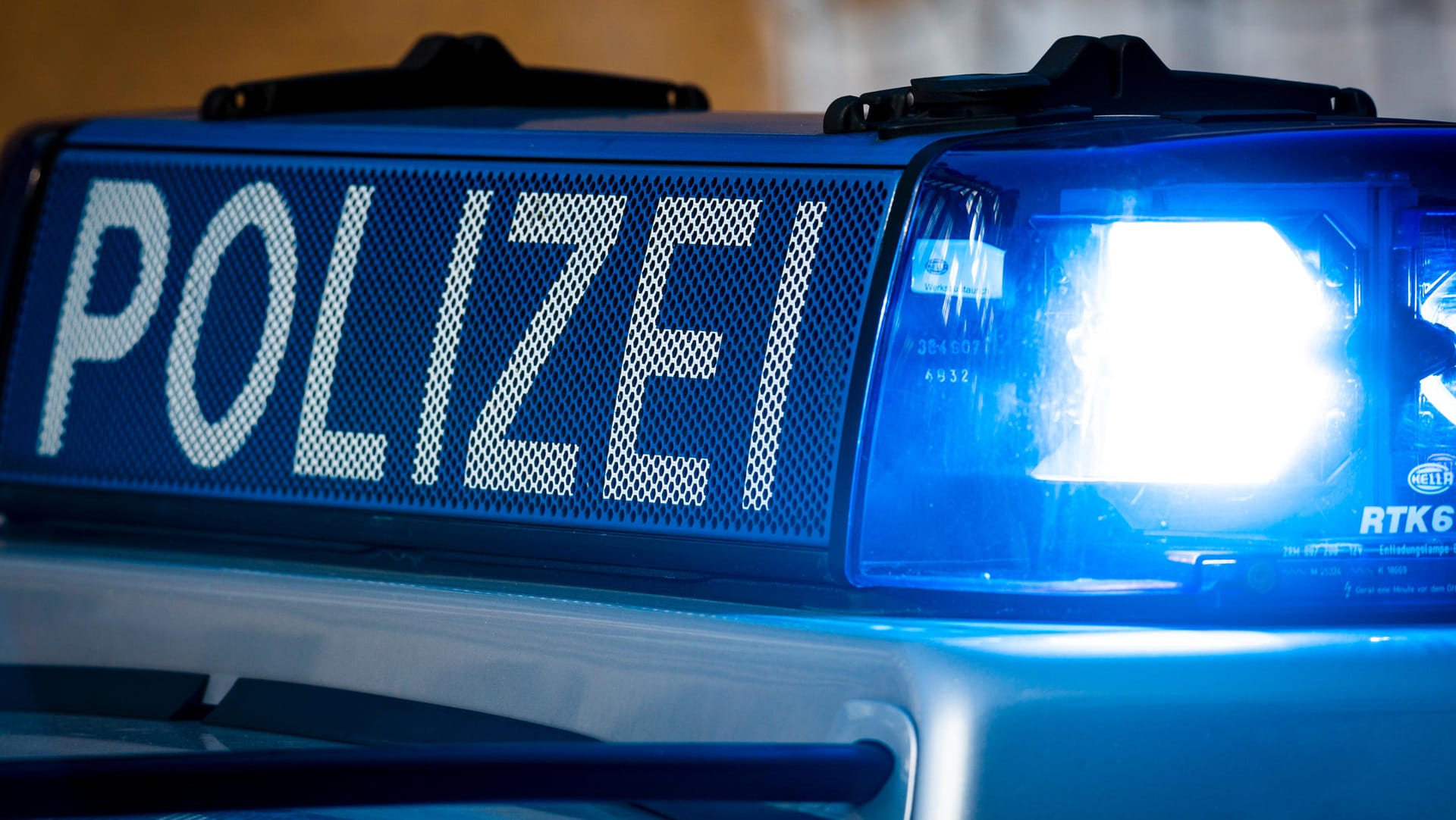 Blaulicht auf einem Polizeiauto: Die Beamten ermitteln nun wegen versuchten Mordes gegen den 22-Jährigen. (Symbolbild)