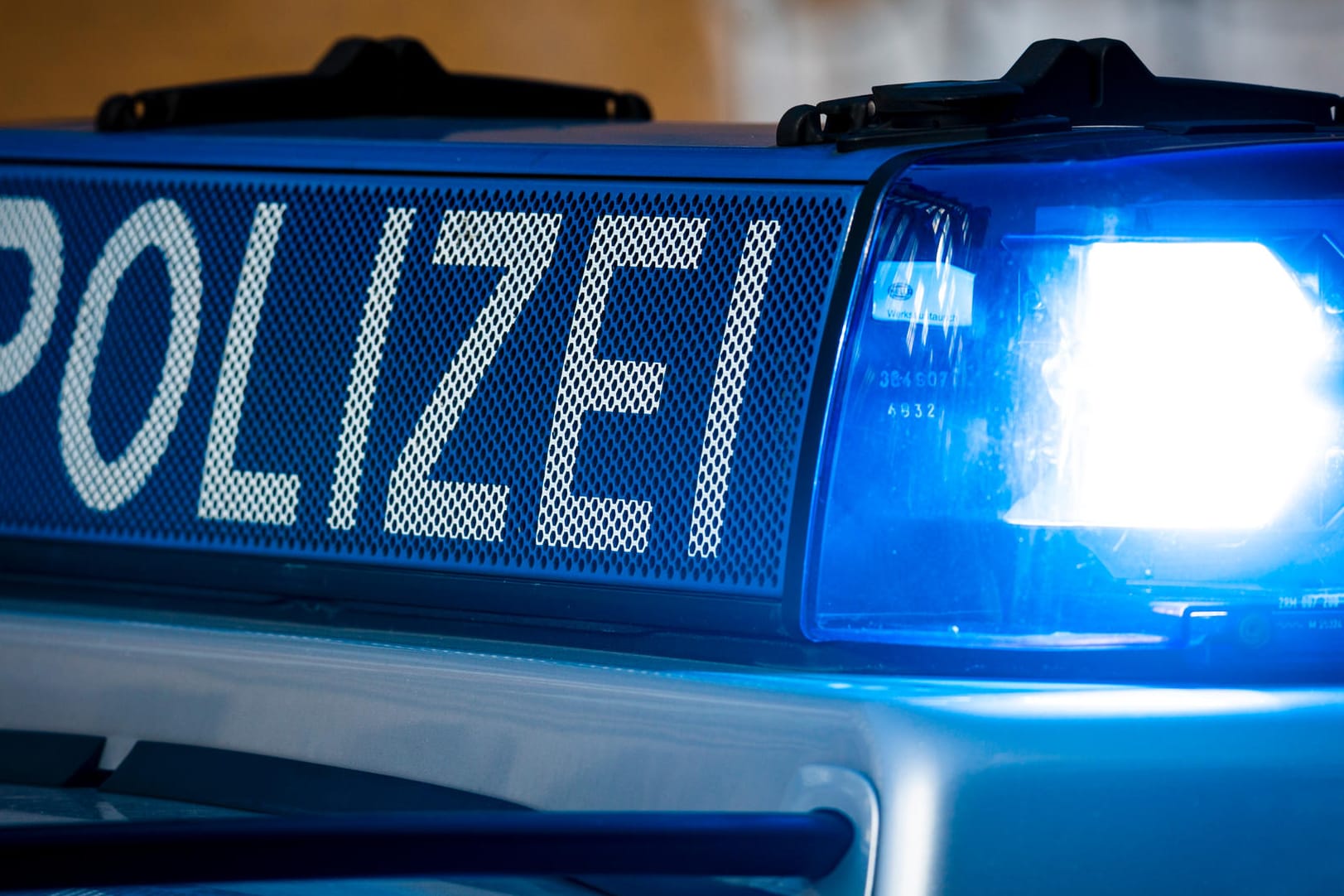 Blaulicht auf einem Polizeiauto: Die Beamten ermitteln nun wegen versuchten Mordes gegen den 22-Jährigen. (Symbolbild)